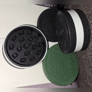 Black Or Green Cookie-Shaped Herb Grinder